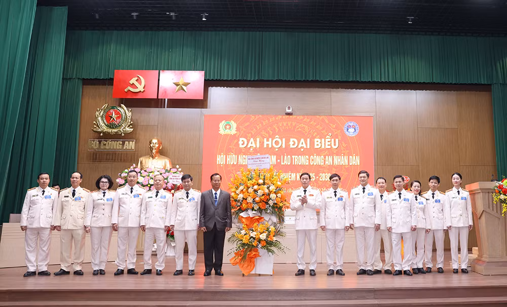 Long trong tổ chức Đại hội đại biểu Hội Hữu nghị Việt Nam – Lào trong CAND lần thứ nhất -1