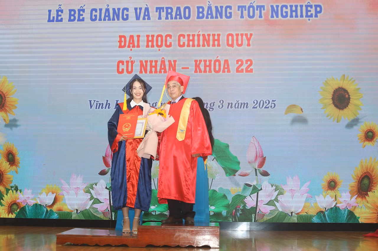 Trường Đại học Cửu Long vinh danh các sinh viên tốt nghiệp xuất sắc -0