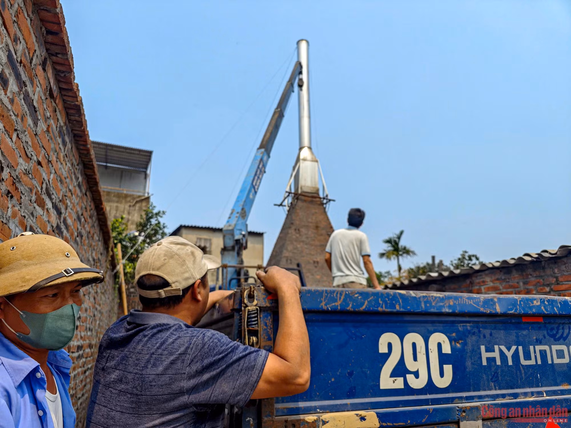 Người dân Bắc Ninh tự nguyện tháo dỡ lò cô đúc nhôm thủ công gây ô nhiễm -5