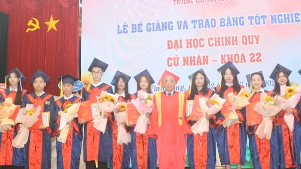 Trường Đại học Cửu Long vinh danh các sinh viên tốt nghiệp xuất sắc