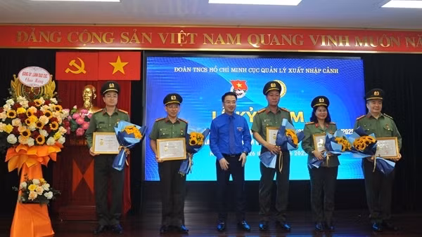 8 cán bộ Cục Quản lý xuất nhập cảnh được tặng Kỷ niệm chương "Vì thế hệ trẻ"