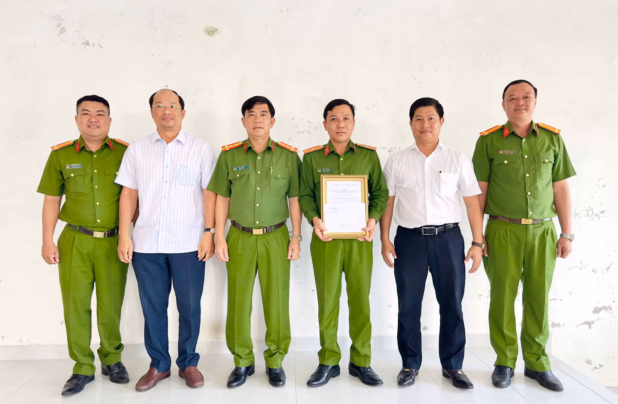 Khen thưởng 3 tập thể có thành tích xuất sắc trong phòng chống tội phạm -0