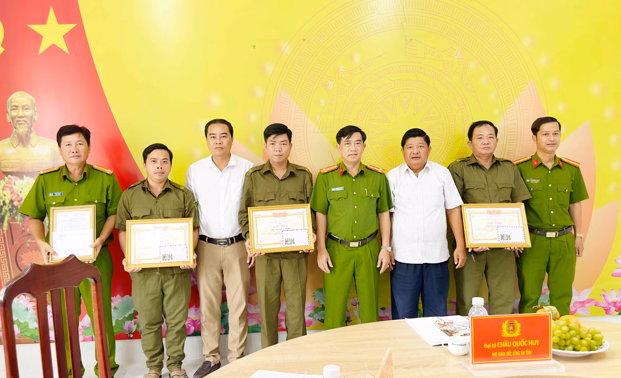 Khen thưởng 3 tập thể có thành tích xuất sắc trong phòng chống tội phạm -0