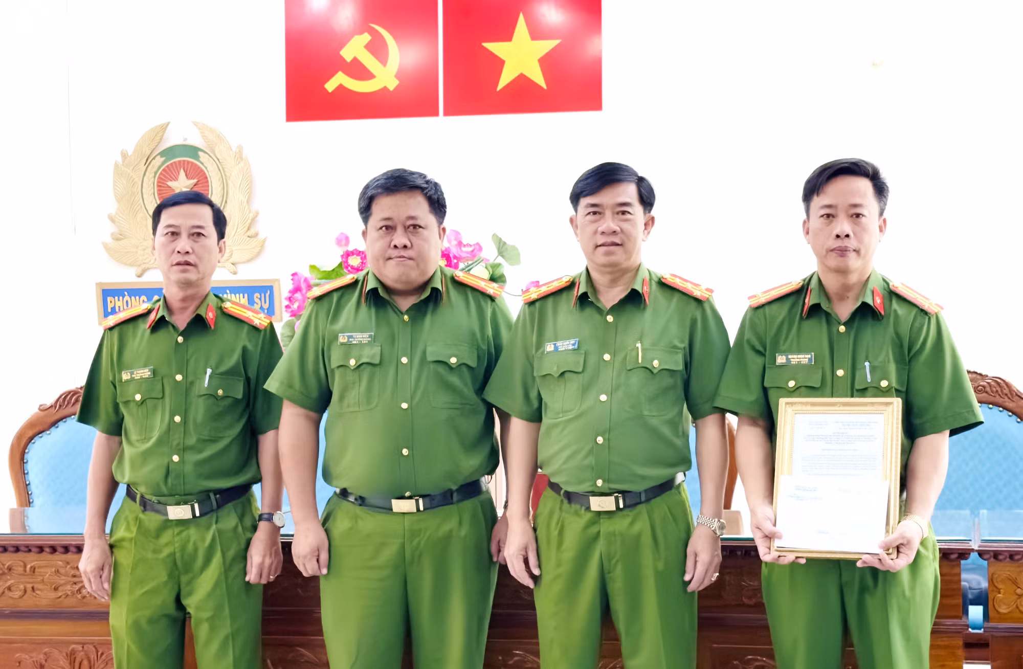 Khen thưởng 3 tập thể có thành tích xuất sắc trong phòng chống tội phạm -0