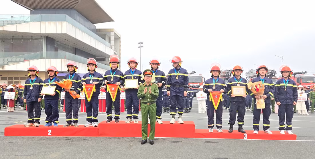Sôi nổi hội thi nghiệp vụ chữa cháy và cứu nạn, cứu hộ -0
