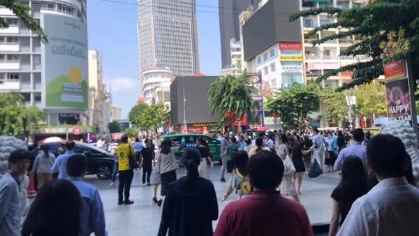 TP Hồ Chí Minh: Nhiều nhà cao tầng rung lắc do động đất, người dân tháo chạy khỏi chung cư
