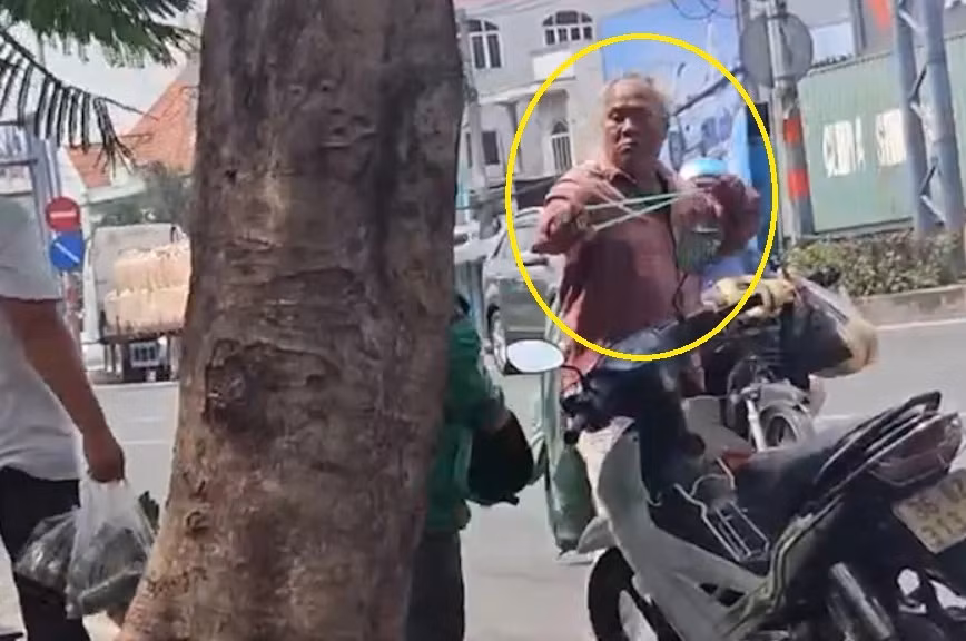 Dùng ná thun, xẻng lao vào ẩu đả, 2 tài xế xe ôm bị phạt -0