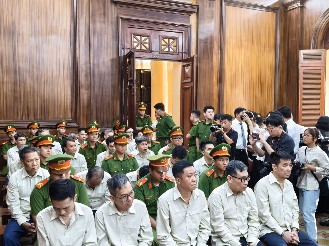 Cựu Chủ tịch UBND tỉnh An Giang bị đề nghị 9-10 năm tù vì tiếp tay cho cát tặc -0