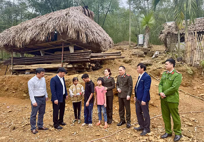 Cục truyền thông CAND trao 50 triệu đồng xây nhà cho người nghèo tại xã Đồng Lương, huyện Lang Chánh -0