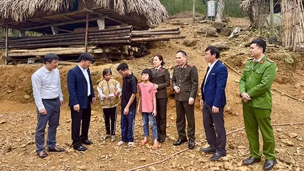 Cục truyền thông CAND trao 50 triệu đồng xây nhà cho người nghèo