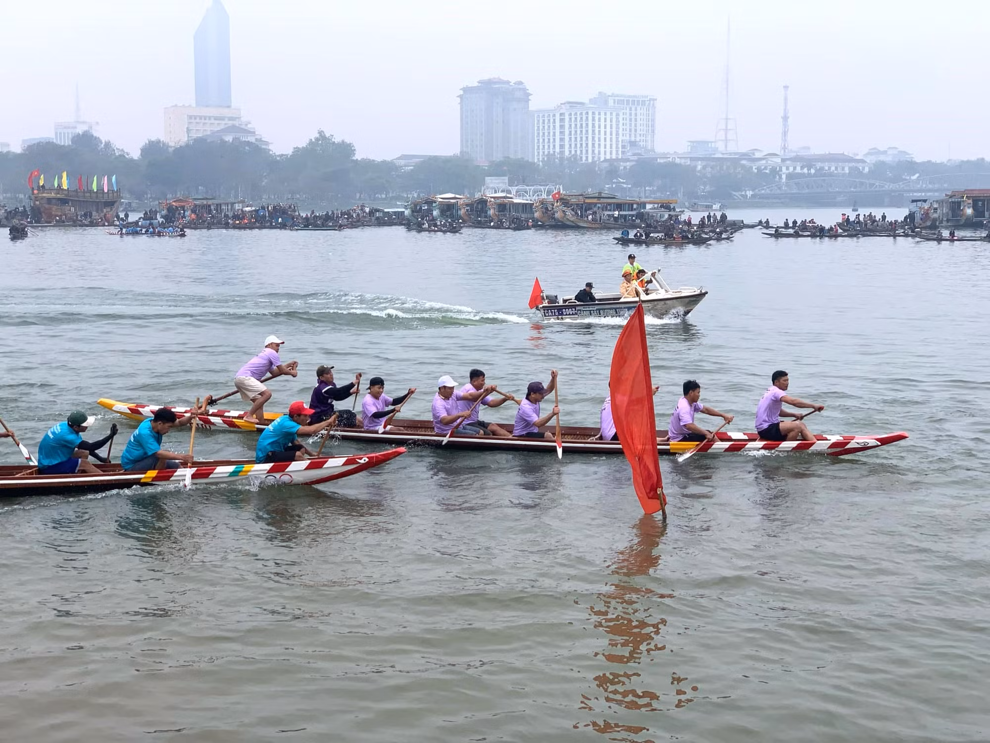 Tưng bừng giải đua ghe truyền thống trên sông Hương -0
