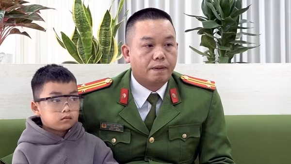 Trưởng Công an xã và câu chuyện tìm lại ánh sáng đôi mắt cho cậu học sinh nghèo vùng cao