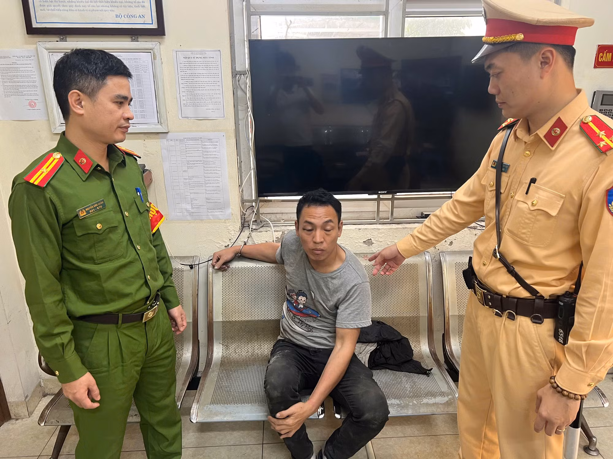 Cảnh sát khống chế đối tượng nghi ngáo đá tấn công người dân ở Hà Nội -0