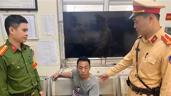 Khống chế đối tượng nghi "ngáo đá" tấn công người dân