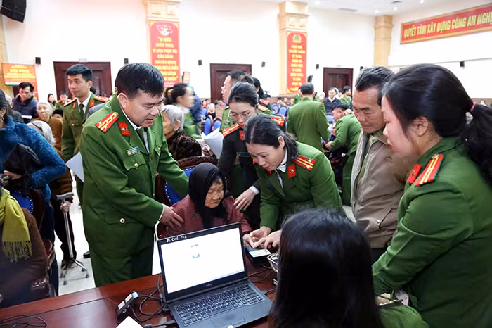 Thu nhận mẫu ADN thân nhân của liệt sĩ - việc làm đầy tính nhân văn -0
