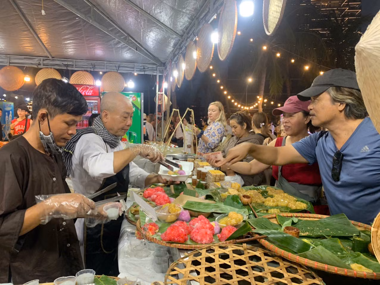 Lễ hội Đà Nẵng Food tour 2025 hút hàng nghìn du khách -0