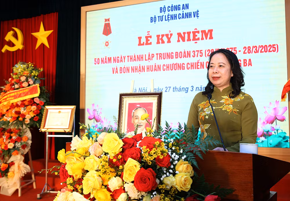Trầm lặng mà sáng chói - 50 năm một dáng hình cảnh vệ -0