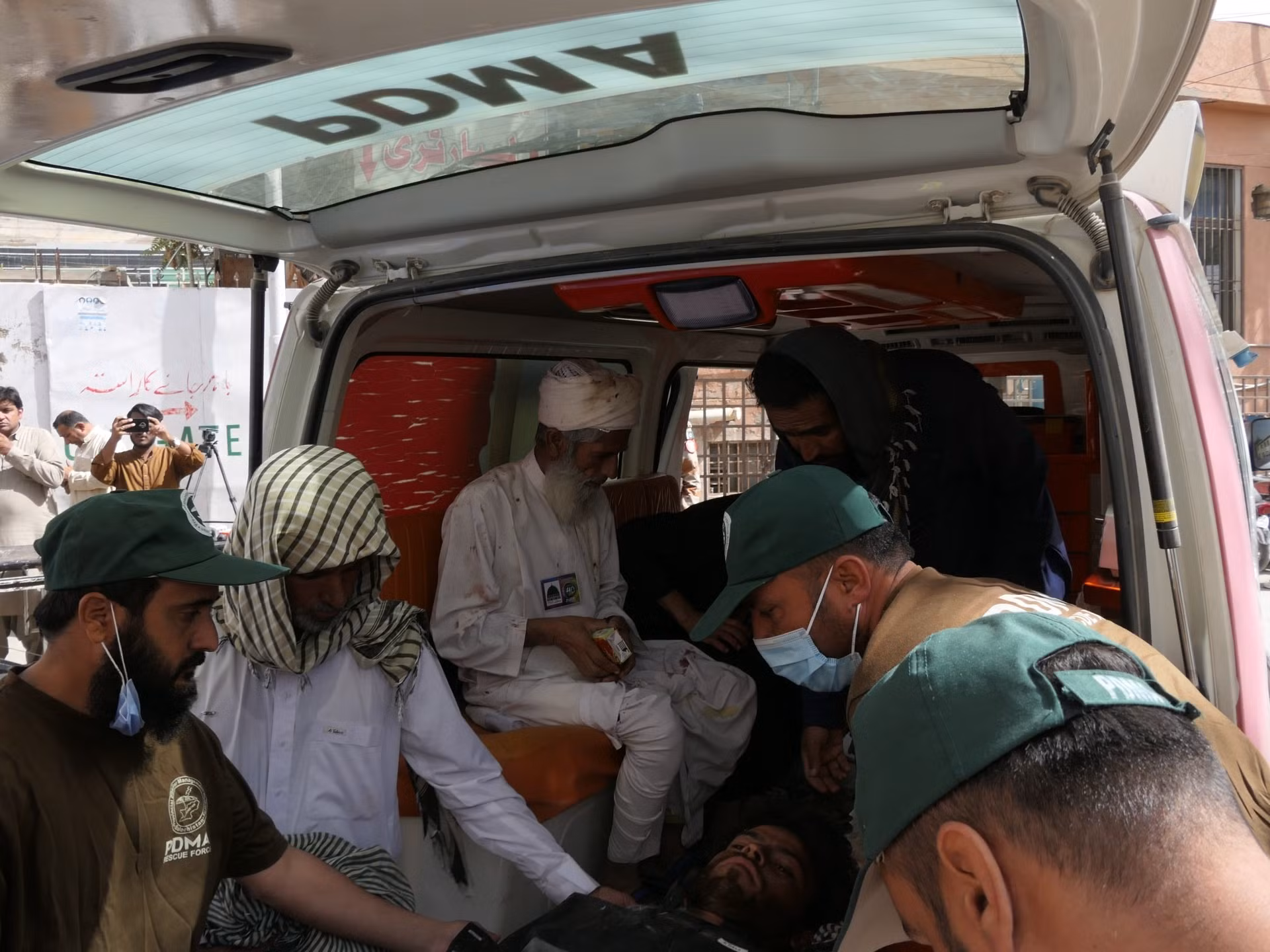 Liên tục đánh bom liều chết ở Pakistan, 60 người chết -0