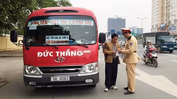 Nhiều khó khăn trong xử lý xe hợp đồng vận tải khách trá hình