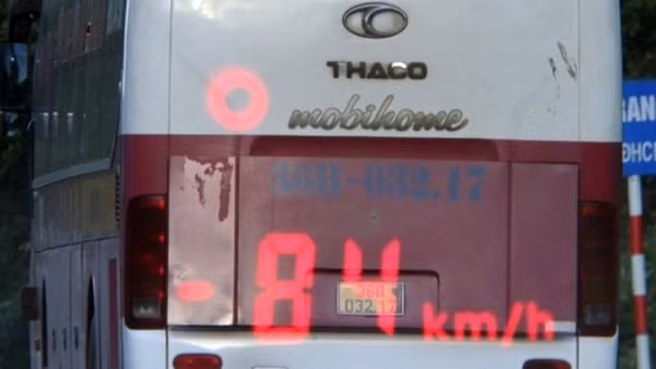 Không có bằng lái vẫn điều khiển xe khách giường nằm chạy quá tốc độ
