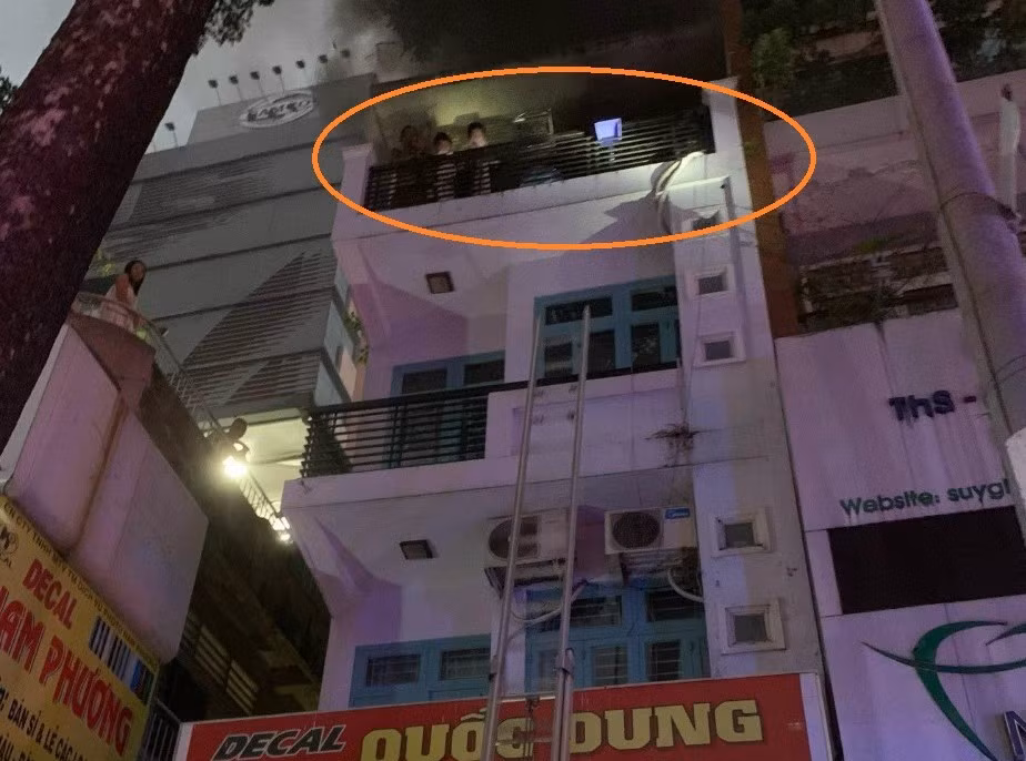 Cứu 6 người thoát khỏi đám cháy căn nhà 4 tầng chuyên dán kính xe -0
