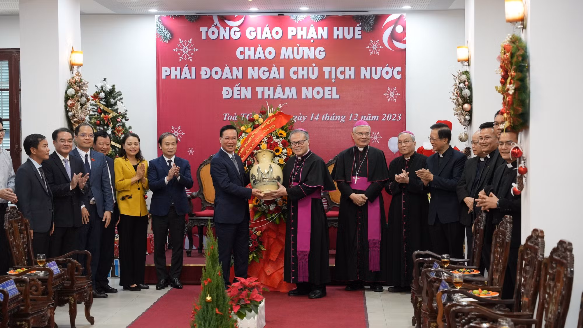 Chủ tịch nước Võ Văn Thưởng chúc mừng Giáng sinh Tổng Giáo phận Huế -0