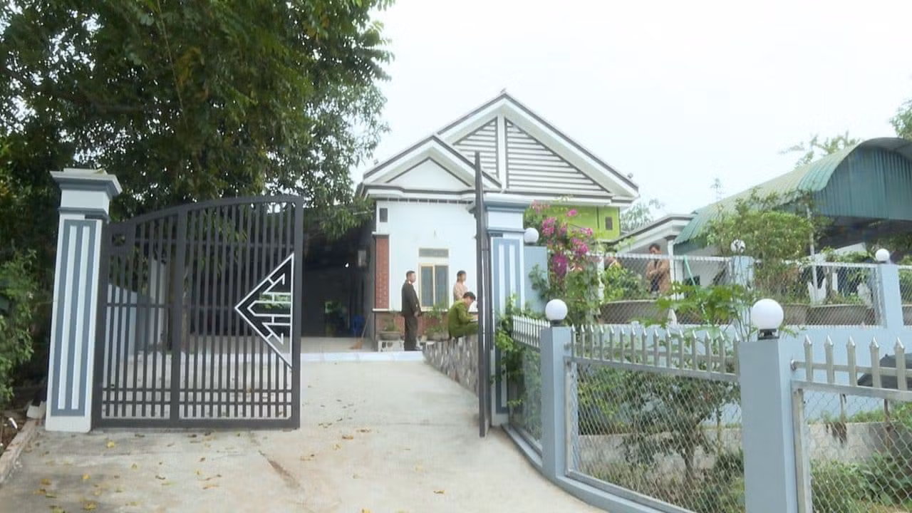 Khởi tố, bắt tạm giam đối tượng uống rượu say, chém vợ và con gái -0