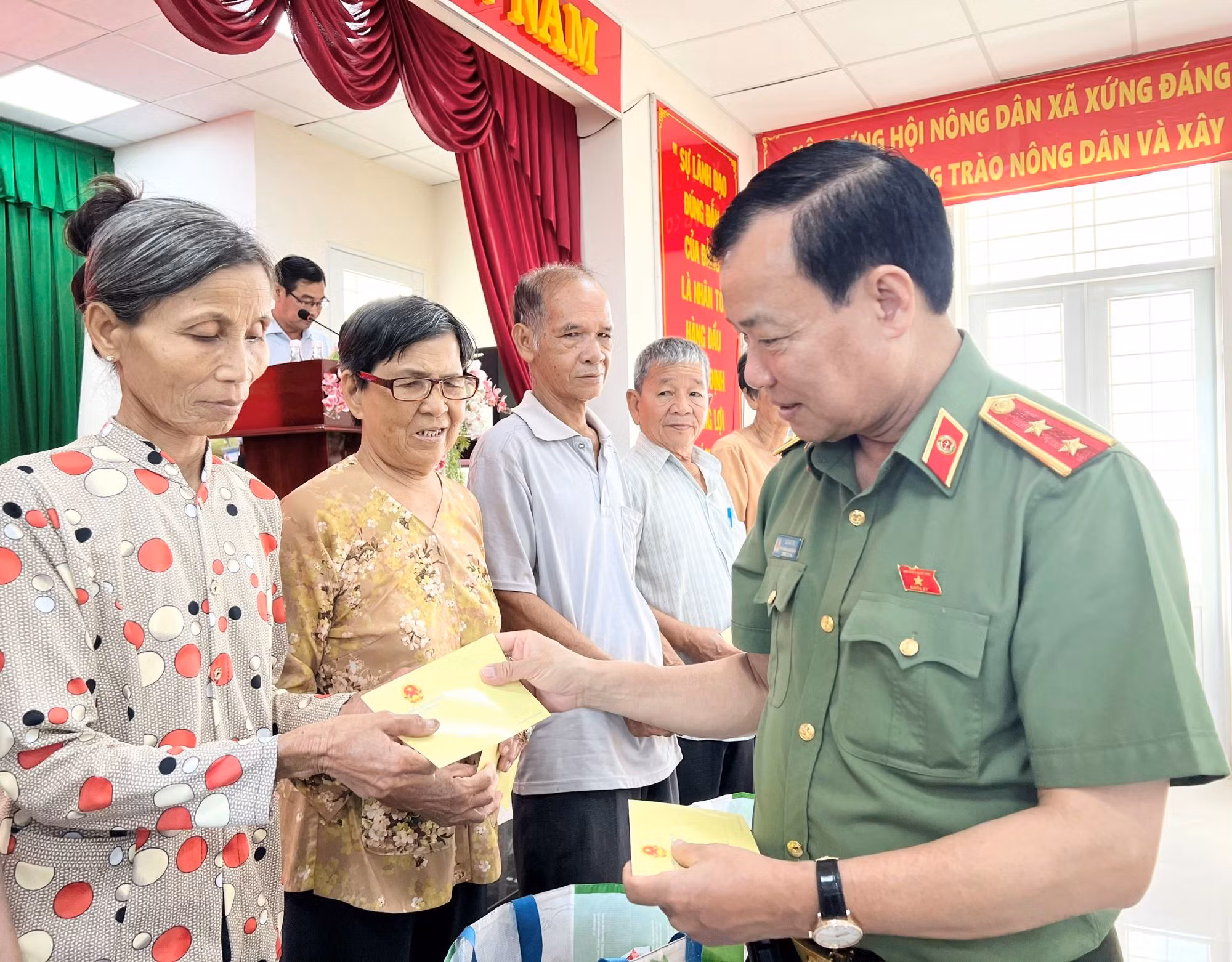 Đồng chí Lê Tấn Tới tiếp xúc cử tri huyện Bến Lức sau kỳ họp thứ 6, Quốc hội khóa XV -0