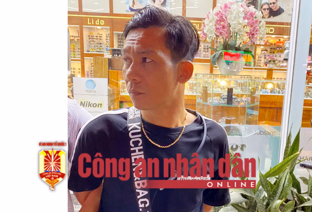 Khám xét khẩn cấp nơi ở đối tượng ma túy, thu giữ 2 khẩu súng rulo -0