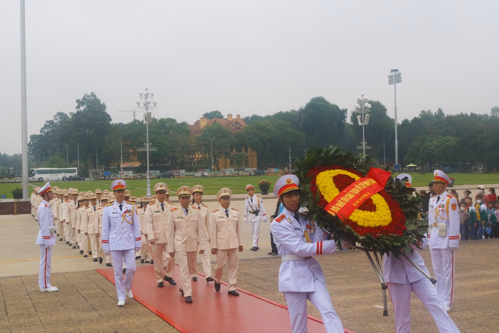 Đoàn đại biểu Cục Đào tạo báo công, vào Lăng viếng Bác -0