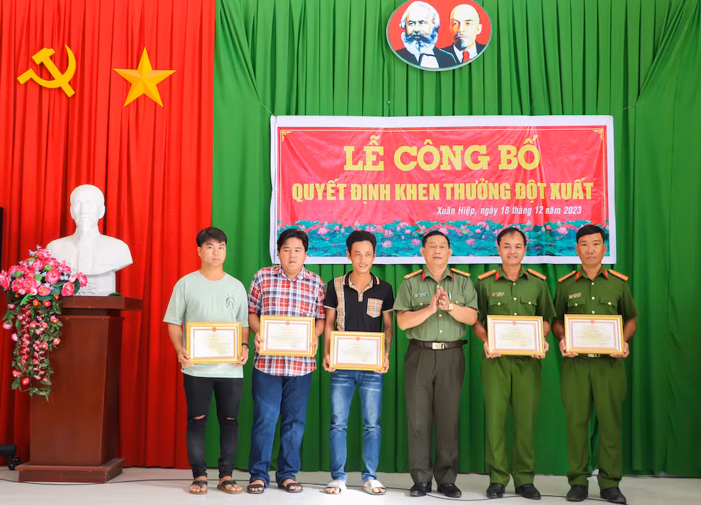 Khen thưởng tập thể, cá nhân bắt nhóm giả danh Công an để cướp tài sản -0