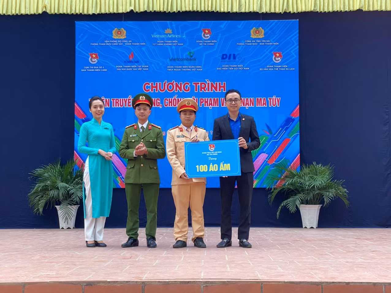Về Mù Cang Chải tuyên truyền pháp luật, xây điểm trường tặng bà con -1