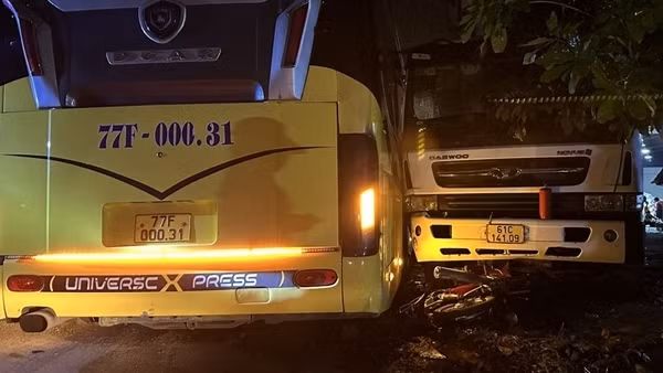 Xe máy bị kẹp giữa xe khách và xe đầu kéo
