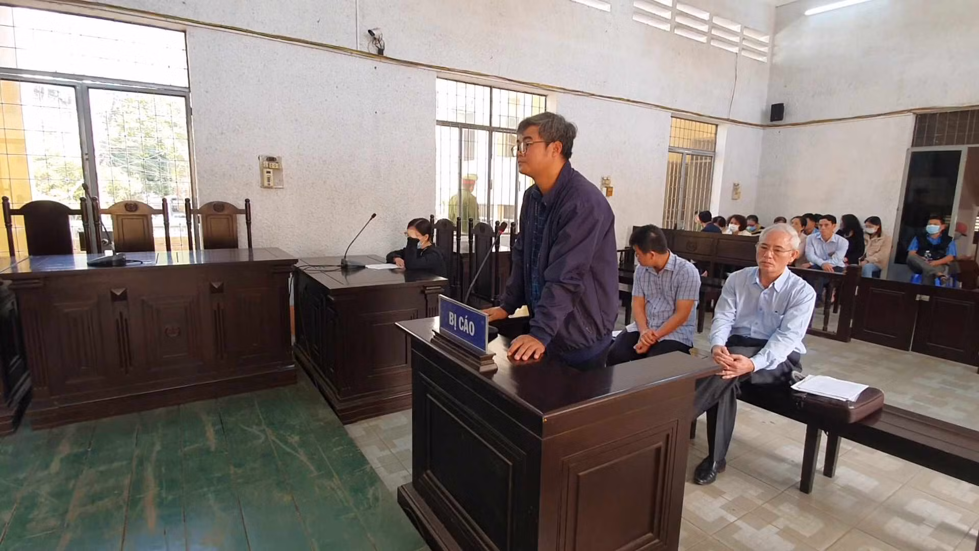 Lãnh án vì lập khống hồ sơ bù tiền quà cáp -0