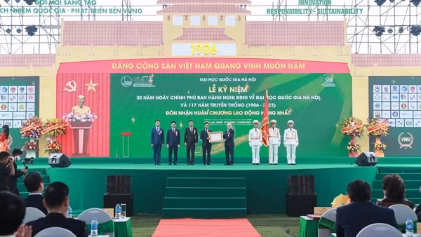 Đại học Quốc gia Hà Nội đón nhận Huân chương Lao động hạng Nhất