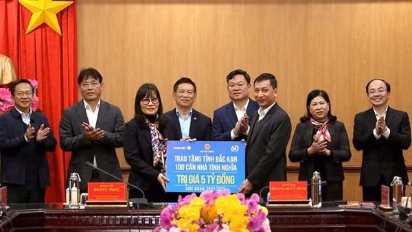 Tập đoàn Bảo Việt hỗ trợ tỉnh Bắc Kạn 5 tỷ đồng xây dựng 100 căn nhà tình nghĩa