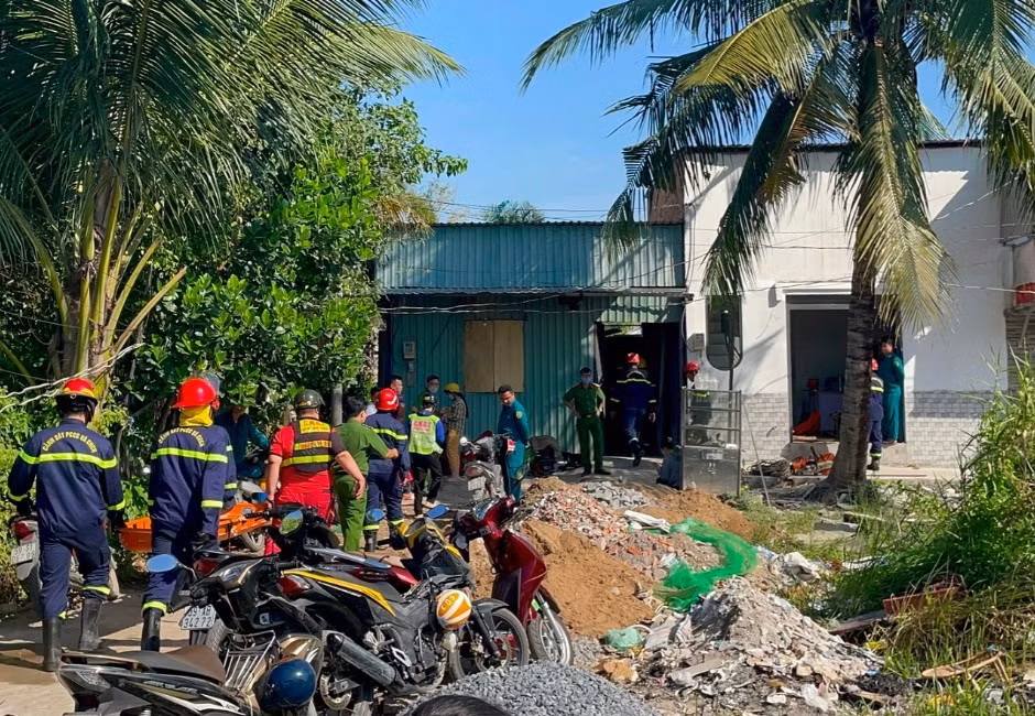 Sập sàn nhà trong lúc thi công, 1 thợ hồ thiệt mạng -0