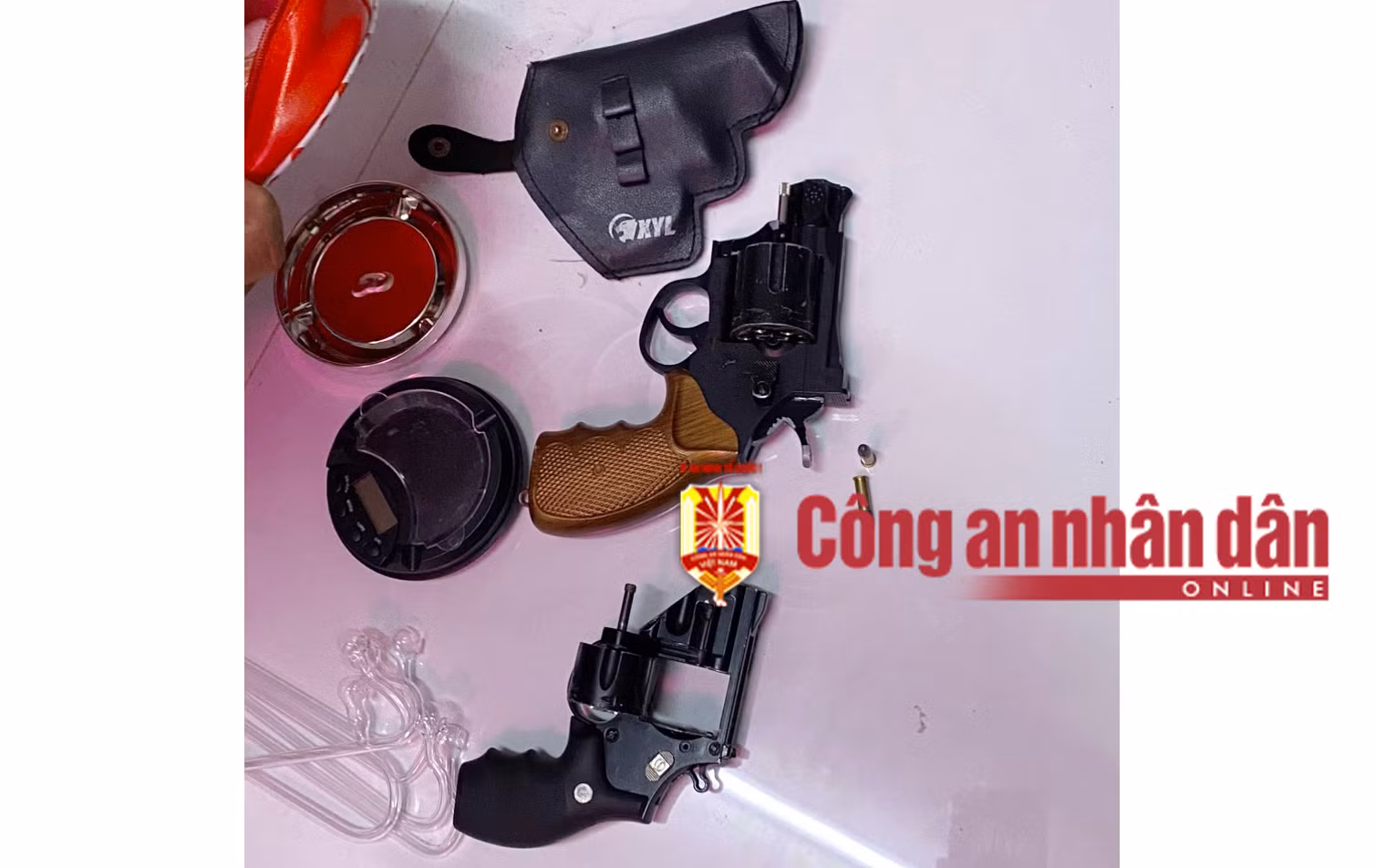 Khám xét khẩn cấp nơi ở đối tượng ma túy, thu giữ 2 khẩu súng rulo -0
