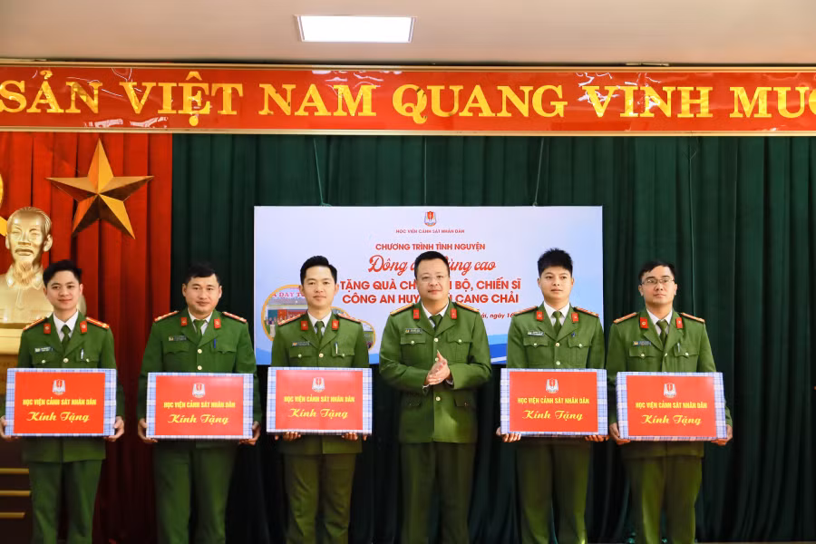 Mang “đông ấm vùng cao” đến cán bộ chiến sĩ Công an và bà con nhân dân Yên Bái -0