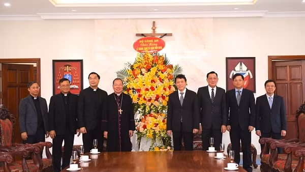 Lãnh đạo Bộ Công an chúc mừng các chức sắc, tín đồ Công giáo và Tin lành nhân Lễ Giáng sinh