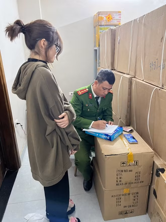 Thu giữ hàng nghìn sản phẩm đồng hồ, loa, tai nghe nhái các nhãn hiệu nổi tiếng -0
