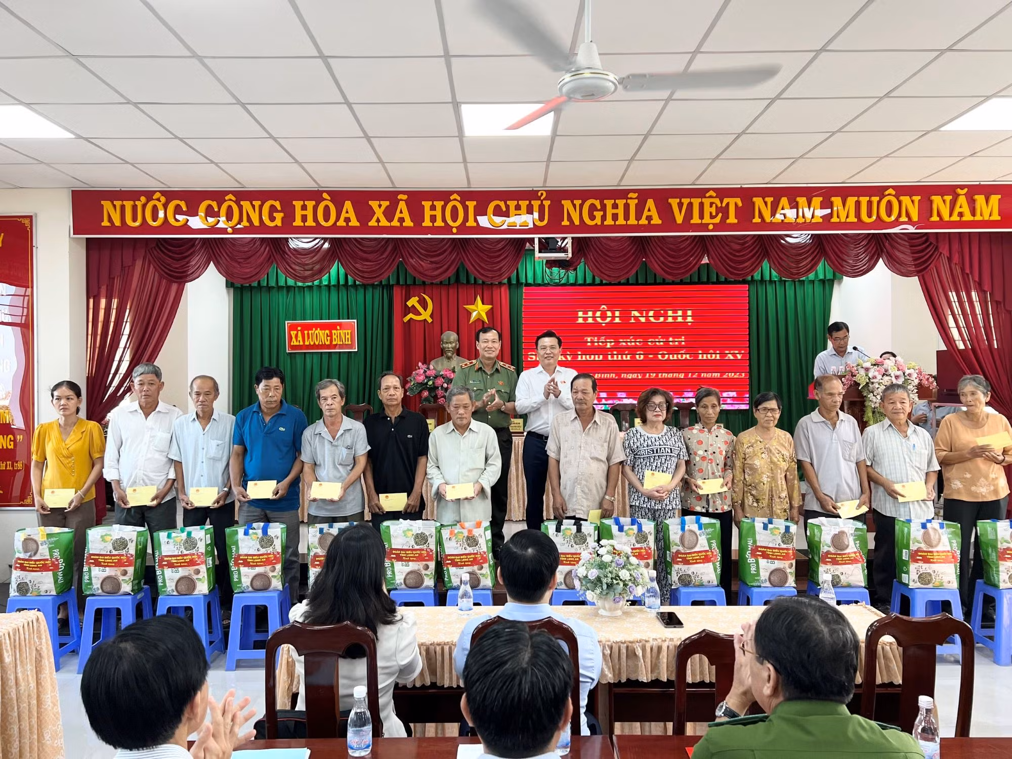 Đồng chí Lê Tấn Tới tiếp xúc cử tri huyện Bến Lức sau kỳ họp thứ 6, Quốc hội khóa XV -0