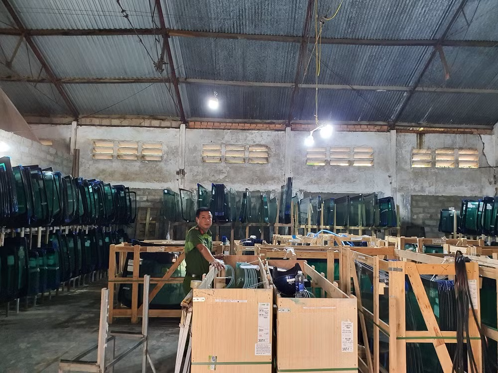 Triệt phá đường dây sản xuất kính xe ô tô giả nhãn mác của các hãng ô tô thương hiệu -0
