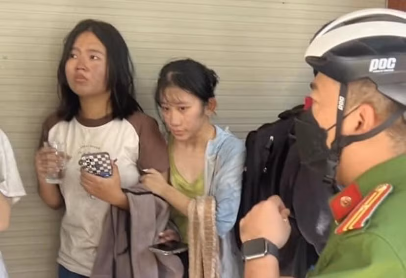 4 cán bộ chiến sĩ bị thương trong lúc giải cứu và hướng dẫn 12 người thoát khỏi đám cháy -0