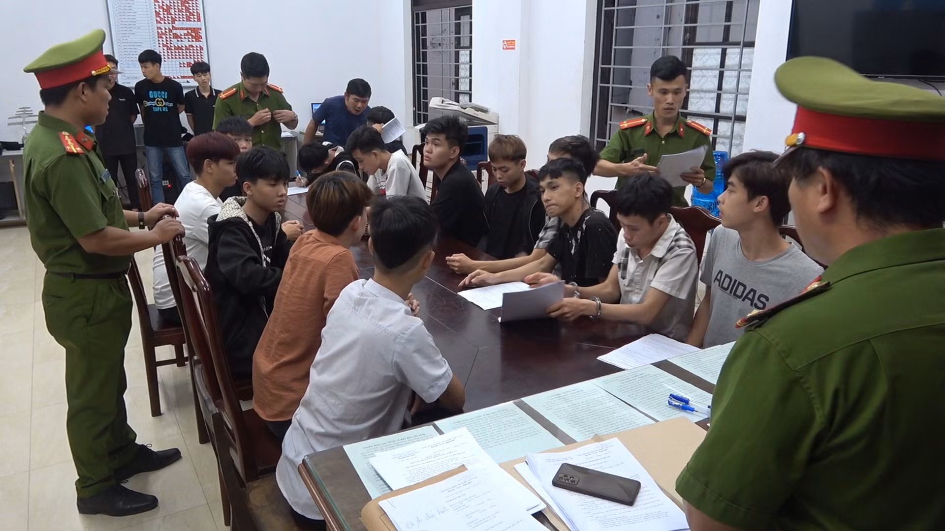 Bắt giam nhóm thanh, thiếu niên mang dao, kiếm giải quyết mâu thuẫn -0