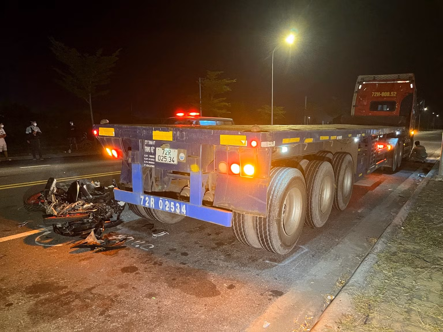 Tông vào đuôi xe container đậu ven đường, hai người thương vong -0