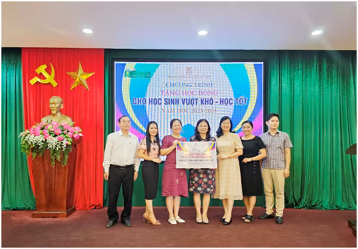 Tặng học bổng và hơn 100.000 bộ sách giáo khoa cho học sinh có hoàn cảnh khó khăn -0