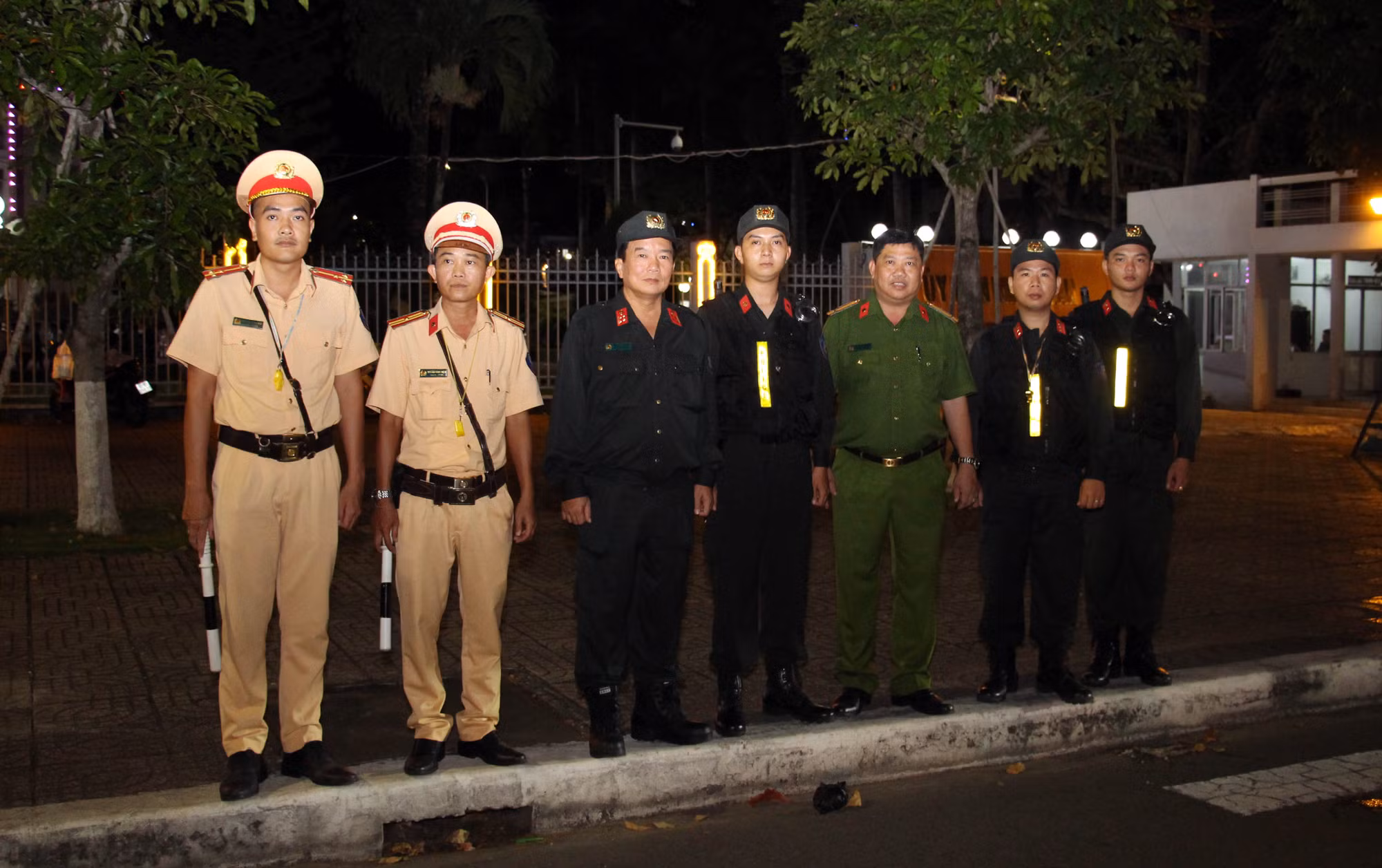 Đặc sắc chương trình nghệ thuật do Đoàn Nghi lễ CAND biểu diễn tại Bến Ninh Kiều -0