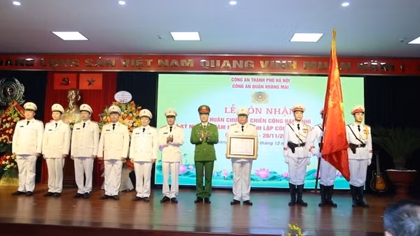 Công an quận Hoàng Mai đón nhận Huân chương Chiến công hạng Nhì