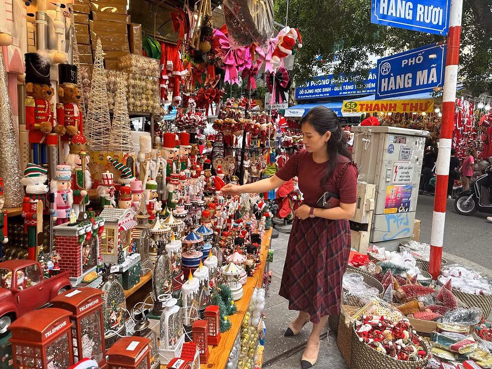 Sôi động thị trường quà tặng, đồ trang trí Giáng sinh -0